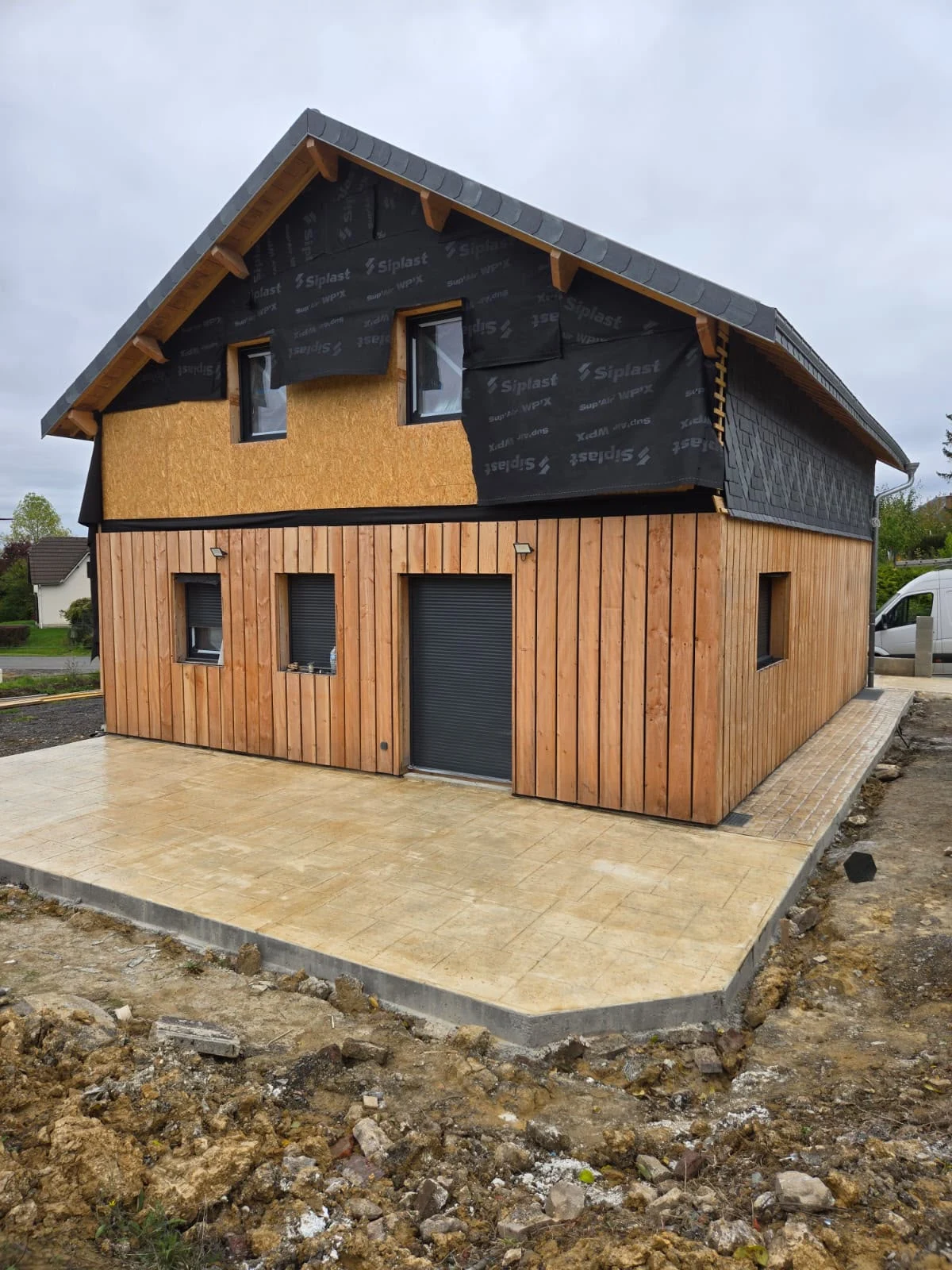 Maison avec bardage bois, façade en ardoise et terrasse — SAS DERVAUX