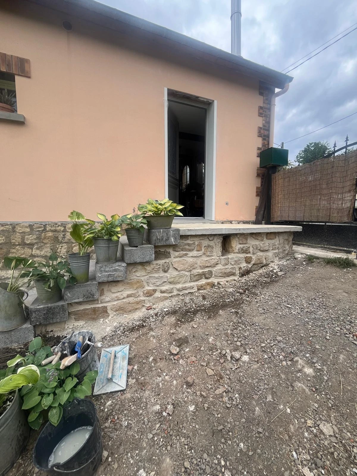 Après : nouvelle porte, palier et escalier en pierre