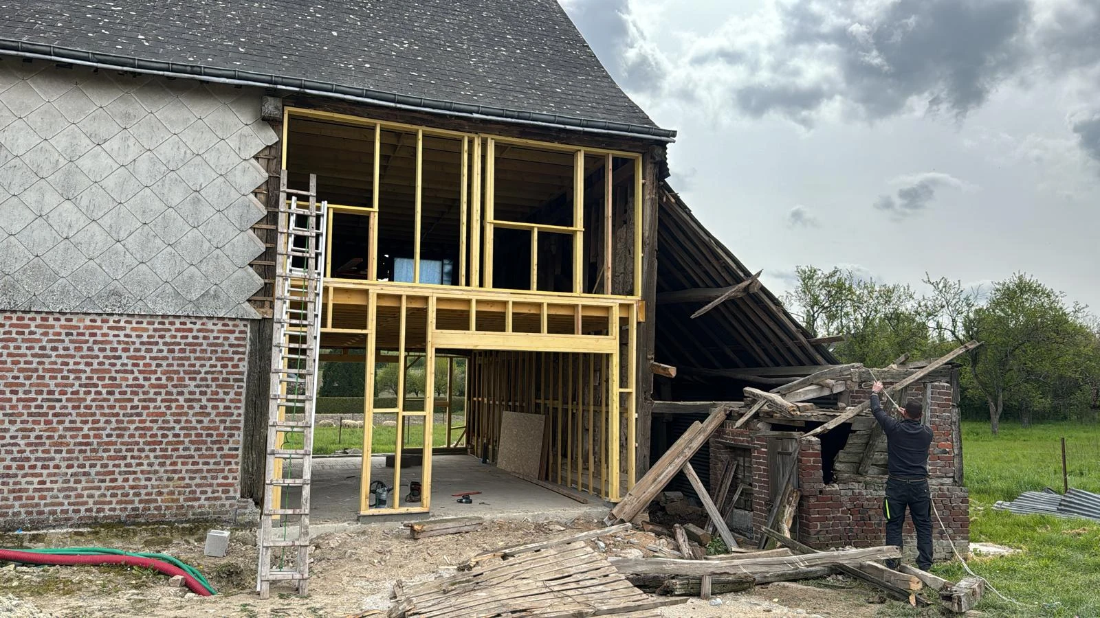 Ossature bois sur deux niveaux dans la grange en rénovation — SAS DERVAUX